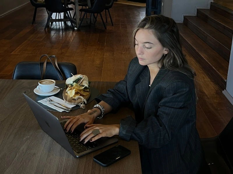 Café Coworking: Por qué cada vez más personas eligen trabajar desde cafés y restaurantes